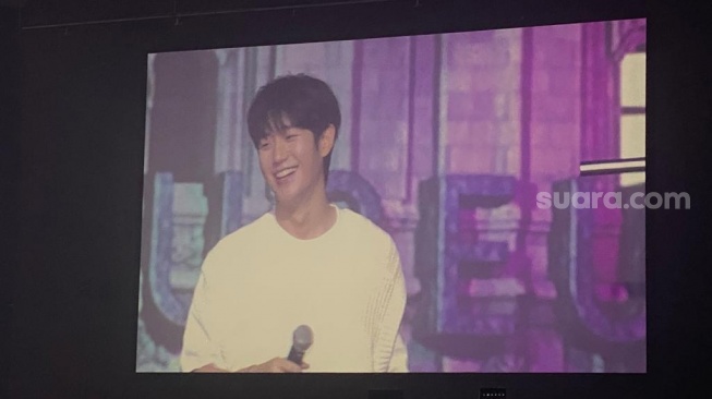 The atmosphere of Jung Hae In's fan meeting event titled 2023 JUNG HAE IN FANMEETING IN JAKARTA 'THE 10TH SEASON' held at The Kasablanka Hall, Newsdelivers.com on Saturday (16/9/2023) night.  (Suara.com/Tiara Rosana)