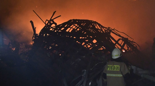 Petugas pemadam kebakaran memadamkan api ketika terjadi kebakaran di Museum Nasional di Jakarta, Sabtu (16/9/2023). [ANTARA FOTO/ Fakhri Hermansyah/Spt]