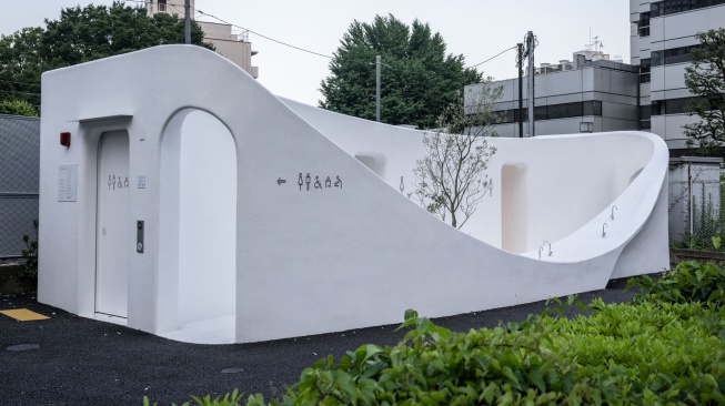 Penampakan toilet umum yang dirancang oleh arsitek Sou Fujimoto di kawasan Nishisando, Tokyo, Jepang, Minggu (25/6/2023). [Yuichi YAMAZAKI / AFP]