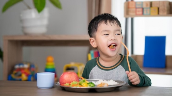 5 Tips Mengatasi Anak yang Nggak Mau Makan, Dijamin Langsung Lahap!