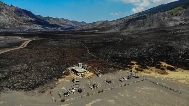 Foto udara kondisi lahan pasca kebakaran di Bukit Teletubbies, kawasan Gunung Bromo, Probolinggo, Jawa Timur, Jumat (15/9/2023). 
[ANTARA FOTO/Muhammad Mada/Spt]