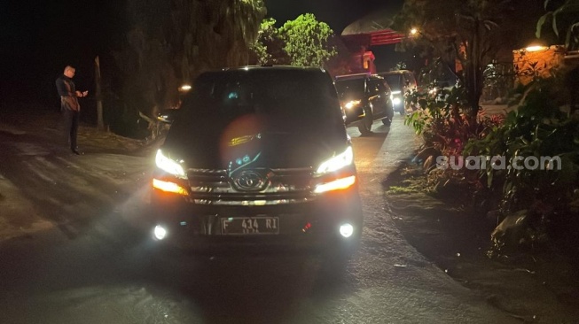 Mobil berpelat F 414 RI yang diduga membawa SBY meninggalkan kediaman Prabowo di kawasan Hambalang, Bogor, Jawa Barat, Minggu (17/9/2023) malam. (Suara.com/Novian)