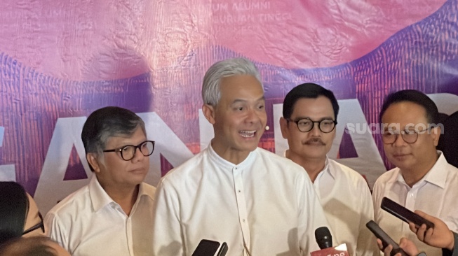 Bakal calon presiden atau capres dari PDI Perjuangan, Ganjar Pranowo ditemui di Djakarta Theater, Djakarta Pusat, Minggu (17/9/2023). (Suara.com/Novian)