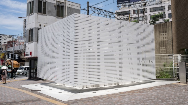 Penampakan toilet umum yang dirancang oleh direktur kreatif Kashiwa Sato di depan stasiun Ebisu di Tokyo, Jepang, Senin (5/6/2023). [Yuichi YAMAZAKI / AFP]