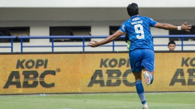 Pesepak bola Persib Bandung Ezra Walian (kanan) berselebrasi usai mencetak gol melawan Persikabo 1973 saat pertandingan lanjutan BRI Liga 1 di Stadion Gelora Bandung Lautan Api, Bandung, Jawa Barat, Sabtu (16/9/2023). . ANTARA FOTO/Novrian Arbi/Spt (ANTARA FOTO/NOVRIAN ARBI)