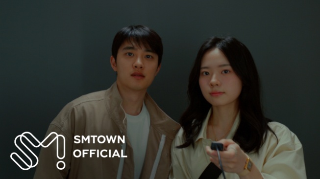 D.O. EXO Kenang Kisah Cinta Masa Lalu di Teaser Video Musik Lagu Somebody