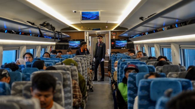 Warga menunggu keberangkatan di dalam gerbong kereta cepat di Stasiun Tegalluar, Kabupaten Bandung, Jawa Barat, Sabtu (16/9/2023). [ANTARA FOTO/Raisan Al Farisi/foc]