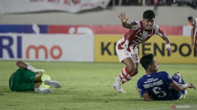 Pesepak bola Persis Solo Ramadhan Sananta (tengah) berselebrasi usai berhasil mencetak gol ke gawang PSIS Semarang pada pertandingan BRI Liga 1 di Stadion Manahan, Solo, Jawa Tengah, Sabtu (16/9/2023). . ANTARA FOTO/Mohammad Ayudha/Spt. (ANTARA FOTO/MOHAMMAD AYUDHA)