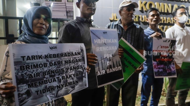 Sejumlah aktivis menggelar aksi usai melakukan audiensi di Kantor Komnas HAM, Jakarta, Senin (17/9/2023). [Suara.com/Alfian Winanto]