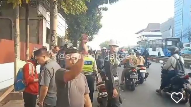 Anggota polisi berinisial ISB tewas dalam kecelakaan tunggal di Jalan Warung Buncit, Pancoran, Jakarta Selatan pada Senin (18/9/2023) pagi. [Bidik layar]