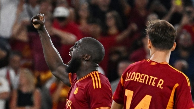 Penyerang AS Roma, Romelu Lukaku (kiri) melakukan selebrasi usaimencetak gol keenam timnya selama pertandingan pekan ke-4 Liga Italia 2023-2024 antara AS Roma vs Empoli di stadion Olimpiade di Roma pada 17 September 2023.Andreas SOLARO / AFP.