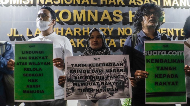 Sejumlah aktivis menggelar aksi usai melakukan audiensi di Kantor Komnas HAM, Jakarta, Senin (17/9/2023). [Suara.com/Alfian Winanto]