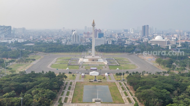 Pemandangan Monumen Nasional (Monas) di Jakarta, Senin (18/9/2023). [Suara.com/Alfian Winanto]