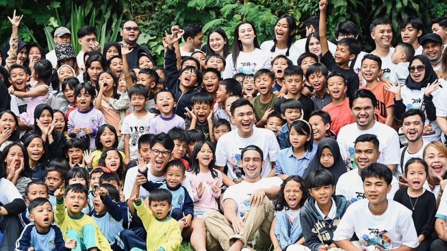 Potret Thariq Halilintar Bersihkan Sungai. (Instagram/thariqhalilintar)