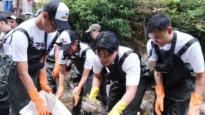 Potret Thariq Halilintar Bersihkan Sungai. (Instagram/thariqhalilintar)