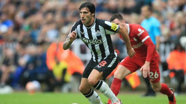 Gelandang Newcastle United, Sandro Tonali (kiri). [LINDSEY PARNABY / AFP]