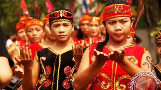 8 Pesona Tarian Khas Kalimantan Barat: Sebuah Perjalanan Menuju Jiwa Borneo