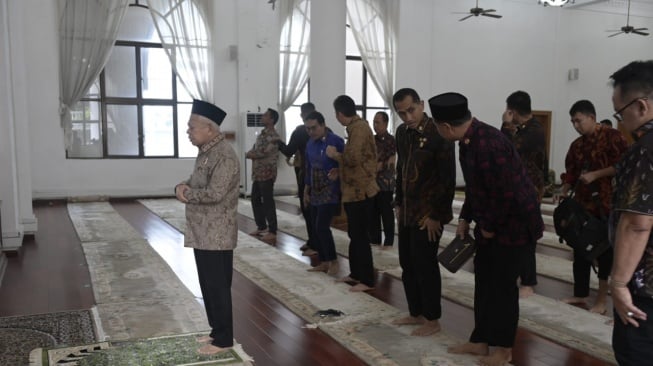 Wakil Presiden (Wapres) K.H. Ma’ruf Amin melaksanakan salat Dzuhur jamak Ashar di Masjid Shanghai Pudong, Senin (18/09/2023)/ Dokumentasi SETWAPRES 