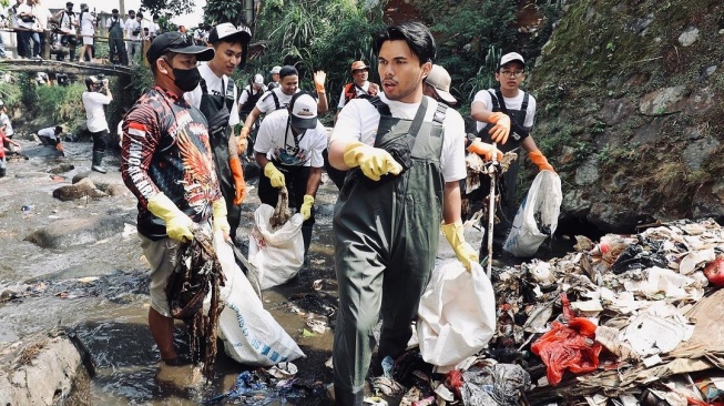 Potret Tariq Halilintar Membersihkan Sungai.  (Instagram/thariqhalilintar)