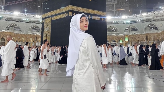 Potret Fuji Umroh di Tengah Isu Pacaran. (Instagram/fuji_an)