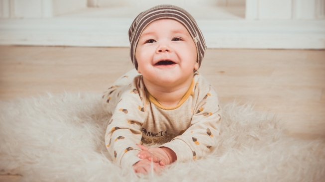 Viral Bayi Dikeroki oleh Babysitter Pakai Koin, Bahaya Enggak Ya?
