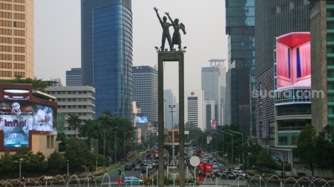 Pemandangan Patung Selamat Datang di Kawasan Bundaran HI, Jakarta, Senin (18/9/2023). [Suara.com/Alfian Winanto]