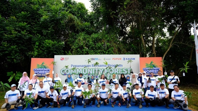 Pupuk Kaltim Tanam Ratusan Bibit Pohon Program Community Forest