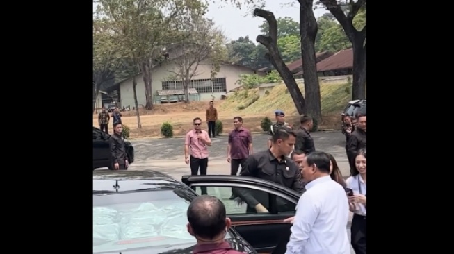 Menteri Pertahanan (Menhan) Prabowo Subianto merasa tak enak dengan Presiden Joko Widodo atau Jokowi saat ada dua gadis memintanya untuk berswafoto di Bandung, Jawa Barat, Selasa (19/9/2023). (Tangkap layar)