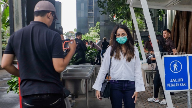 Penyanyi Windy Yunita Bastari Usman atau Windy Idol usai menjalani pemeriksaan di Gedung Merah Putih KPK, Jakarta, Selasa (19/9/2023). [Suara.com/Alfian Winanto]