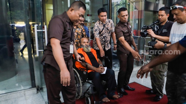 Tersangka mantan Gubernur Papua Lukas Enembe mengenakan kursi roda usai menjalani pemeriksaan di Gedung Merah Putih KPK, Jakarta, Selasa (19/9/2023). [Suara.com/Alfian Winanto]