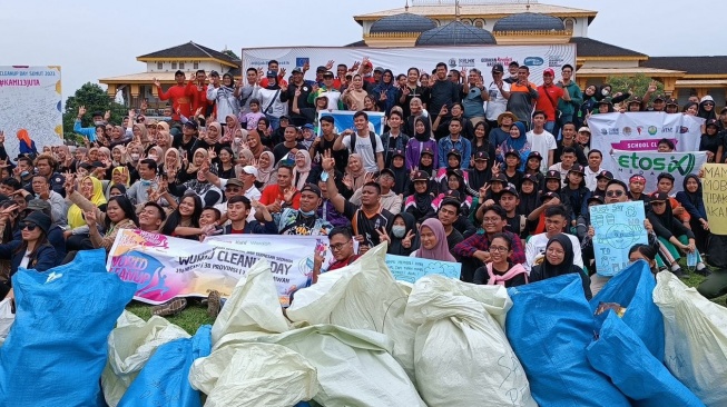 Aksi bersih-bersih serentak demi kelestarian lingkungan oleh Coca-Cola Europacific Partners Indonesia.  (Dok. CCEP Indonesia)