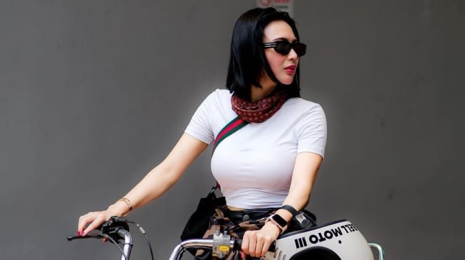 Pesona Wika Salim Riding Naik Motor Gede. (Instagram/wikasalim)