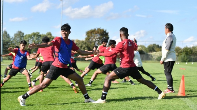 Pelatih Bima Sakti saat memimpin latihan Timnas Indonesia U-17 di dalam Jerman (PSSI)