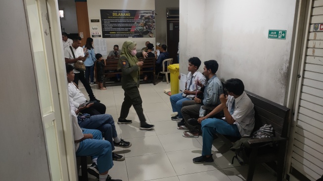 Duh, Belasan Pelajar di Surabaya Terjaring Razia Satpol PP Saat Sedang Asyik Main Kartu di Warung