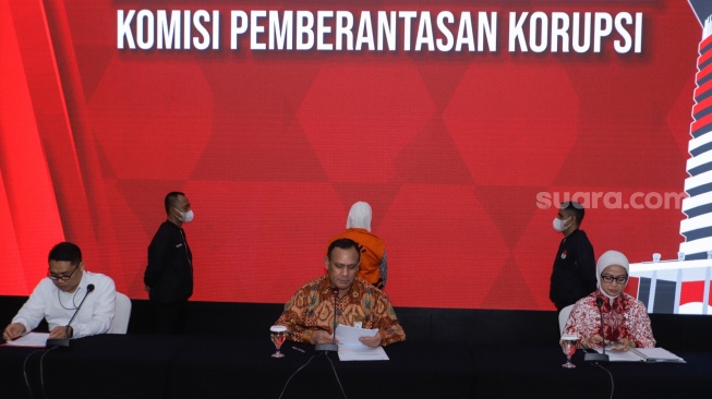 Ketua KPK Firli Bahuri (tengah) menyampaikan keterangan pers dalam konferensi pers pengumuman penahanan tersangka di Gedung Merah Putih KPK, Jakarta, Selasa (19/9/2023). [Suara.com/Alfian Winanto]