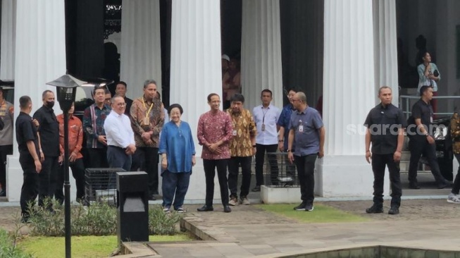 Presiden kelima RI Megawati Soekarnoputri didampingi Mendikbud Nadiem Makariem ke lokasi kebakaran di Museum Nasional Indonesia (MNI) alias Museum Gajah pada Selasa (19/9/2023). (Suara.com/Fakhri)