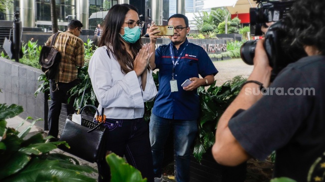 Penyanyi Windy Yunita Bastari Usman atau Windy Idol usai menjalani pemeriksaan di Gedung Merah Putih KPK, Jakarta, Selasa (19/9/2023). [Suara.com/Alfian Winanto]