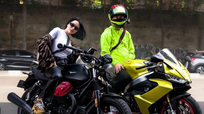 Pesona Wika Salim Riding Naik Motor Gede. (Instagram/wikasalim)