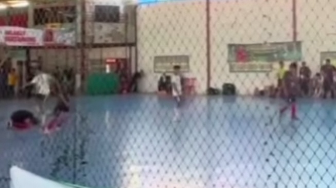 Tak Terima Kebobolan, Pemain Futsal Asal Malang Tendang Kepala Lawannya saat Selebrasi Sujud Syukur