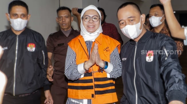 Tersangka mantan Direktur Utama (Dirut) Pertamina Karen Agustiawan (tengah) mengenakan baju tahanan saat dihadirkan dalam konferensi pers pengumuman penahanan tersangka di Gedung Merah Putih KPK, Jakarta, Selasa (19/9/2023). [Suara.com/Alfian Winanto]