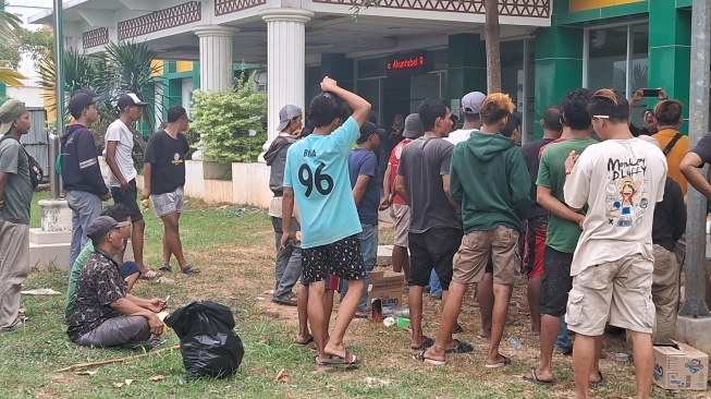 Puluhan Warga Cipocok Geruduk RSUD Kota Serang, Kecewa Pasien Kritis Tak Ditangani