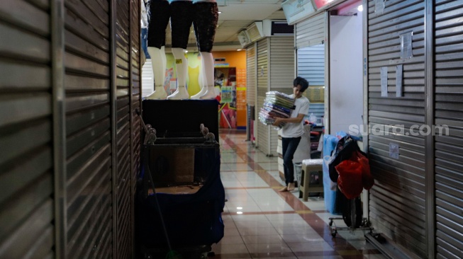 Suasana pertokoan yang tutup di Blok A Pasar Tanah Abang, Jakarta, Selasa (19/9/2023). [Suara.com/Alfian Winanto]