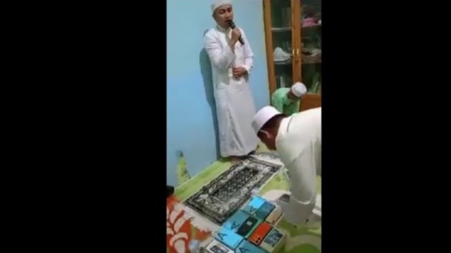 Viral Jemaah Maulid Nabi Dikasih HP Satu-satu, Warganet Ribut: Share Lokasi