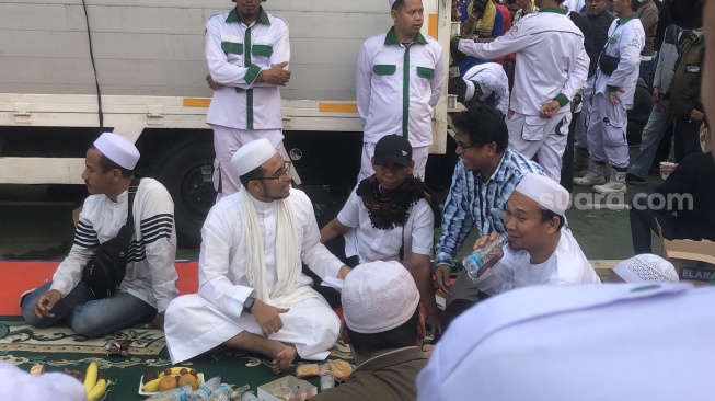 Muncul saat Aksi Bela Rempang di Jakarta, Menantu Habib Rizieq Duduk di Karpet dan Dijaga Ketat Laskar FPI