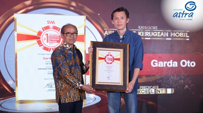 SVP Retail Business Development Asuransi Astra, Adrianto Tjia (kanan) saat menerima penghargaan peringkat satu predikat Excellent pada kategori Asuransi Kerugian Mobil di Indonesia Original Brand Awards 2023 dari majalah SWA yang diberikan secara langsung oleh Pemimpin Redaksi Majalah SWA, Sujatmaka (kiri) [Asuransi Astra].