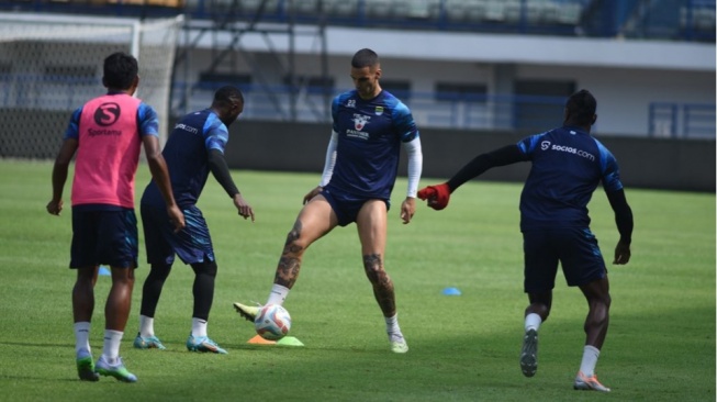 Bek Persib Bandung, Alberto Rodriguez (Tengah) Terlihat Mulai Kembali Berlatih Reguler Bersama Skuad Persib pada Selasa (19/09/2023). (persib.co.id)