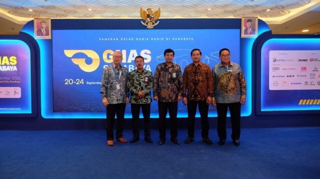 Para tokoh GAIKINDO, Kemenpein, dan Pemerintah Provinsi Jawa Timur dalam pembukaan GIIAS 2023 Surabaya [Seven Event/GIIAS].