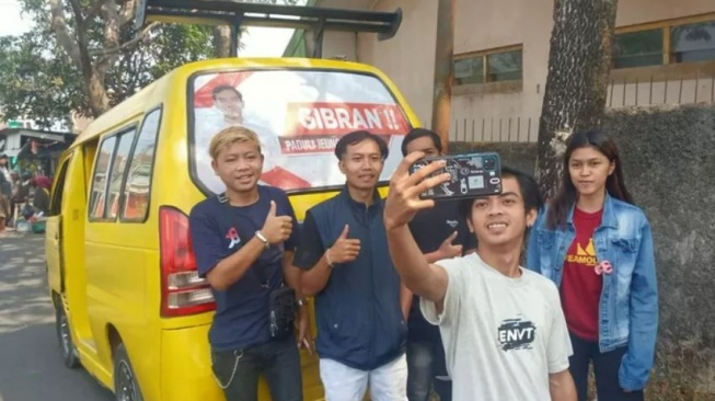 Foto Gibran muncul pada sejumlah angkot di Kabupaten Bandung, Jawa Barat. (AyoBandung/ Mildan Abdalloh)