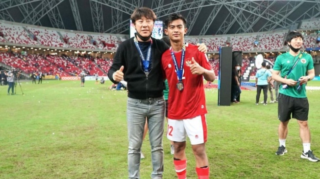 Indonesian National Team coach and player, Shin Tae Yong and Pratama Arhan (Instagram/@pratamaarhan8)