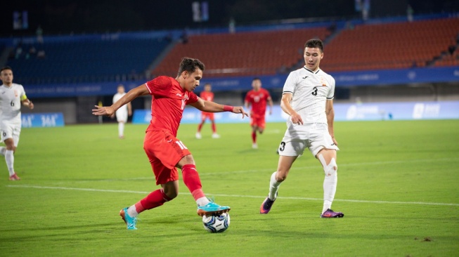 Pemain sayap Timnas U-24 Indonesia, Egy Maulana Vikri, menggiring bola usai dihadang keras pemain Kirgistan U-24 pada laga hari pertama Grup F Asian Games 2022 di Stadion Timur Zhejiang Normal University, Zhejiang , China, Selasa (19/9) /2023) malam WIB. [Dok. PSSI]